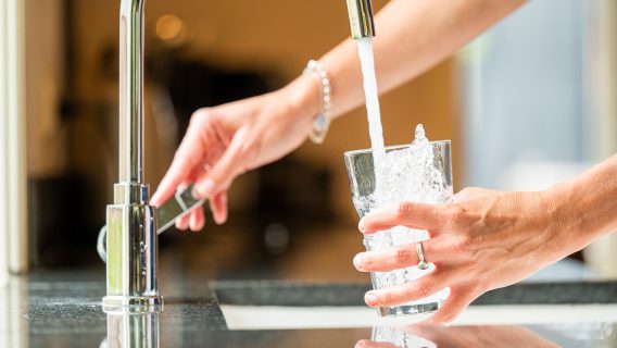 Glas vullen bij kraan