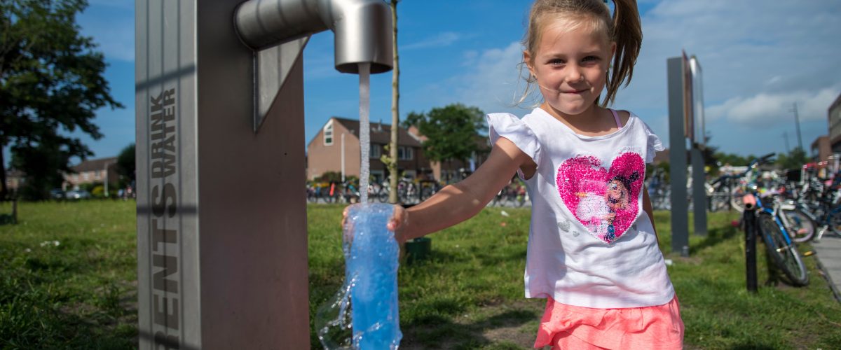 Flesje vullen bij tappunt WMD