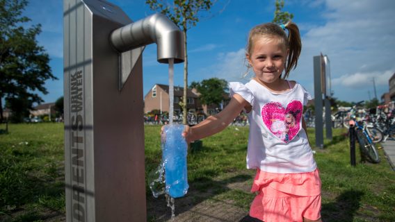 Flesje vullen bij tappunt WMD