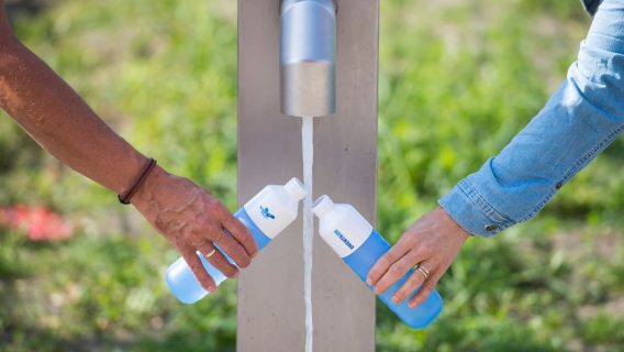 Flesje vullen bij tappunt WMD