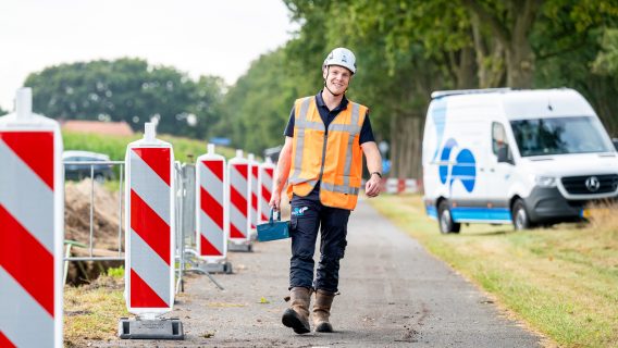 Monteur bij bus WMD