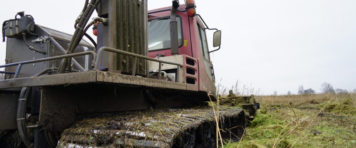 Maaien met pistenbullys in waterwingebied Annen-Breevenen