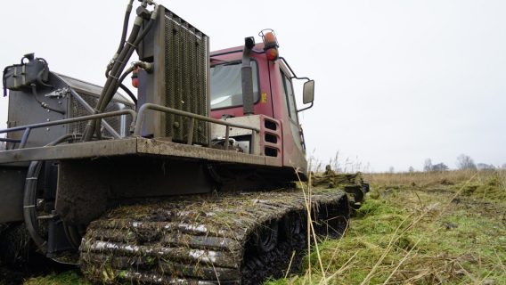 Maaien met pistenbullys in waterwingebied Annen-Breevenen