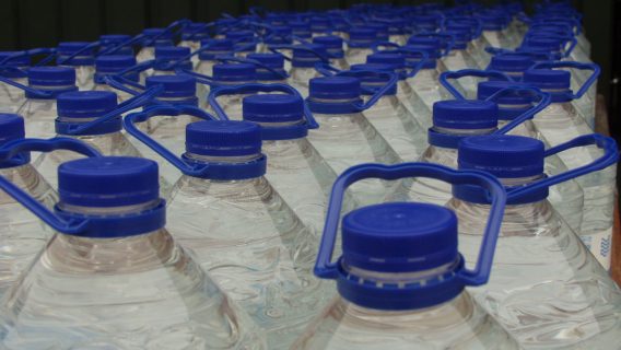Vijfliterflessen drinkwater