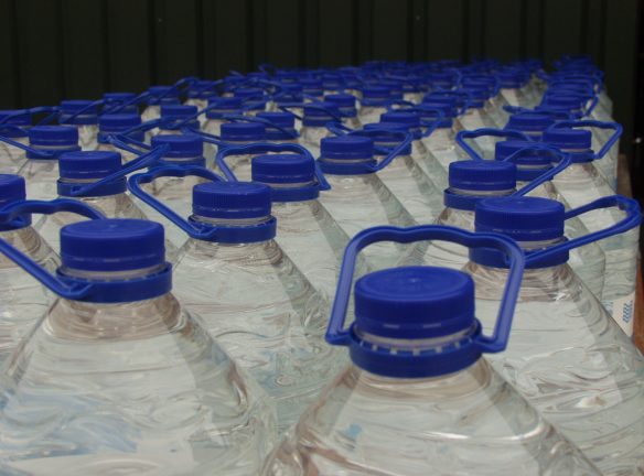 Vijfliterflessen drinkwater