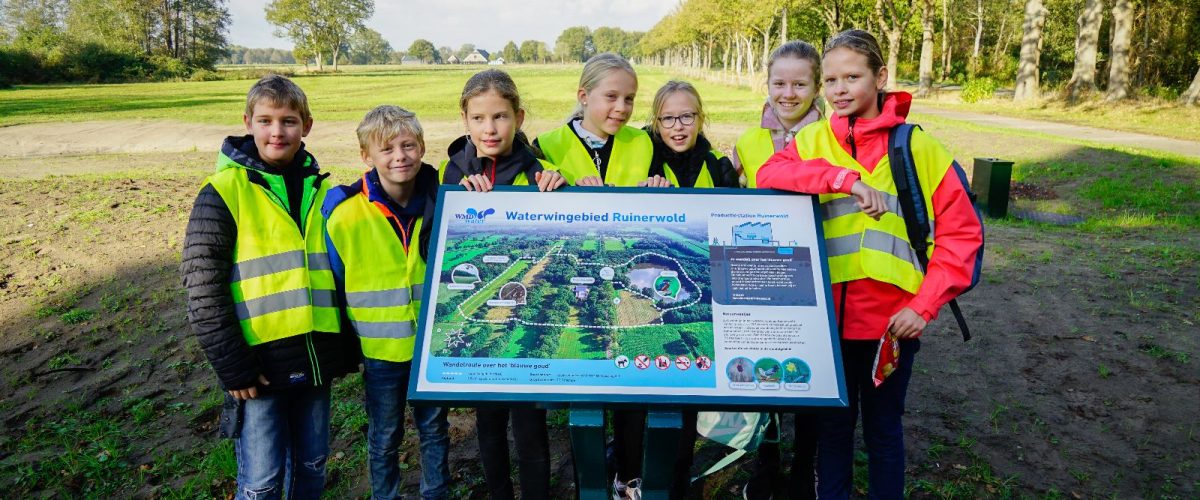 Kinderen bij opening parkeerplaats Sultansmeer