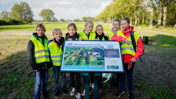 Kinderen bij opening parkeerplaats Sultansmeer
