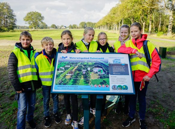 Kinderen bij opening parkeerplaats Sultansmeer