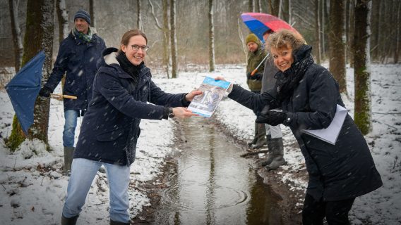 Directeur Vivienne Frankot van WMD overhandigd rapport aan gedeputeerde Hans Kuipers